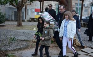 FOTO: AA / Članovi SPKD Prosvjeta i ljubitelji Šantićeve poezije prethodno su uz Šantićev grob položili cvijeće